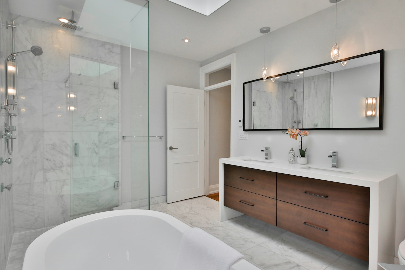 Salle de bain moderne en marbre avec douche à l'italienne