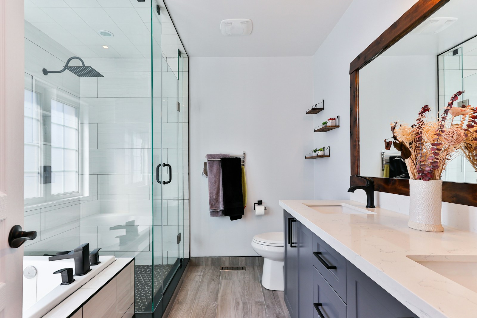 Salle de bain contemporaine, robinetterie noire mate
