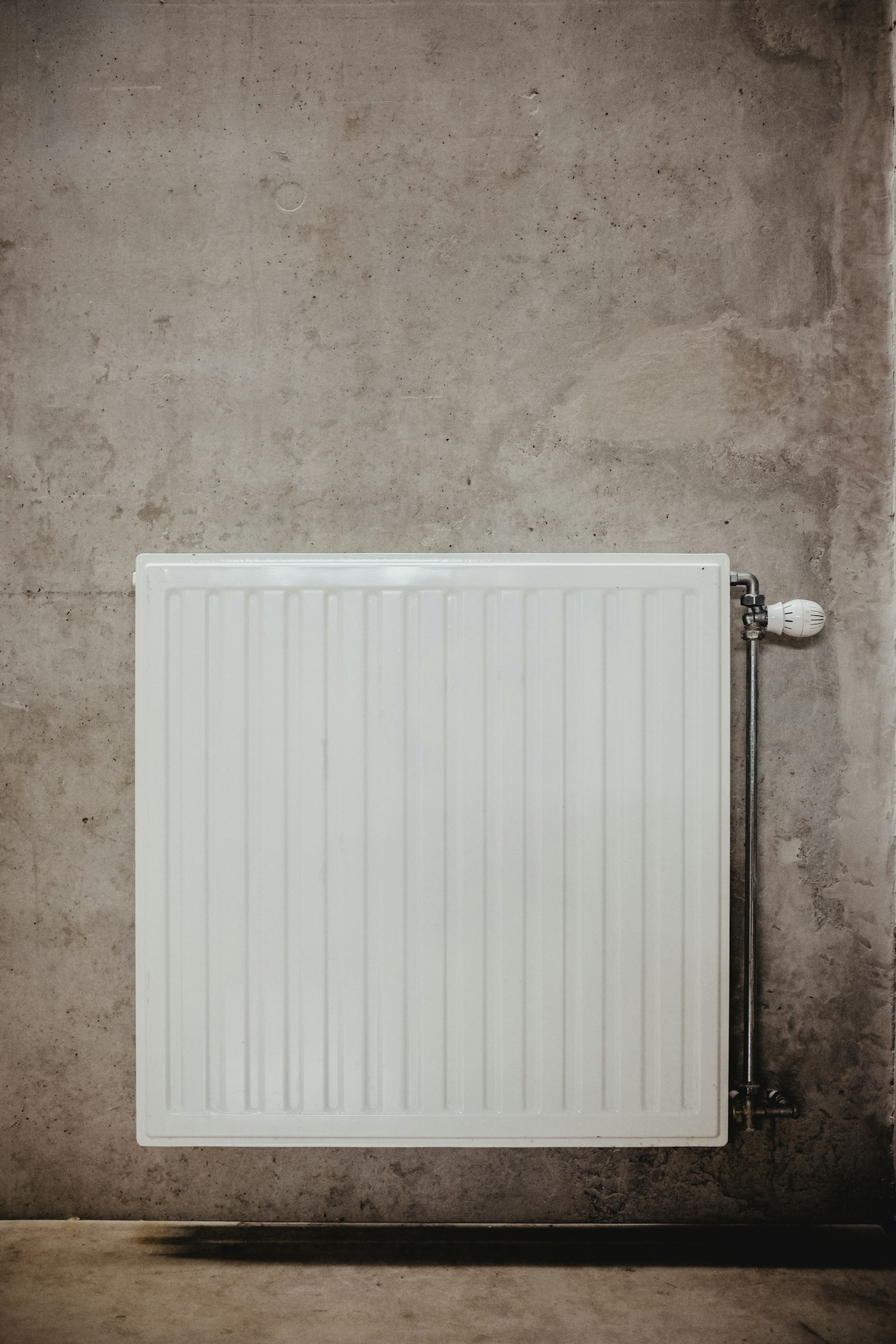 Radiateur moderne avec robinet thermostatique