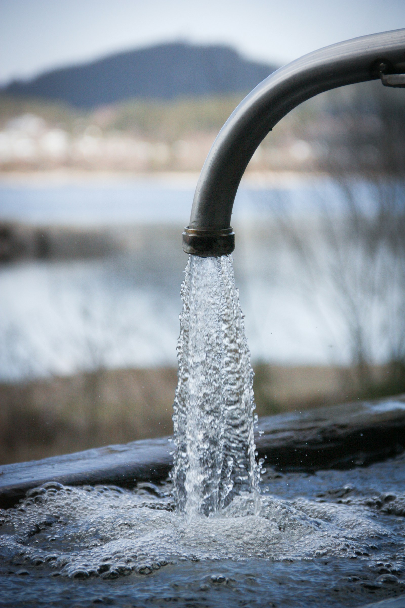 Eau claire jaillissant d'une fontaine