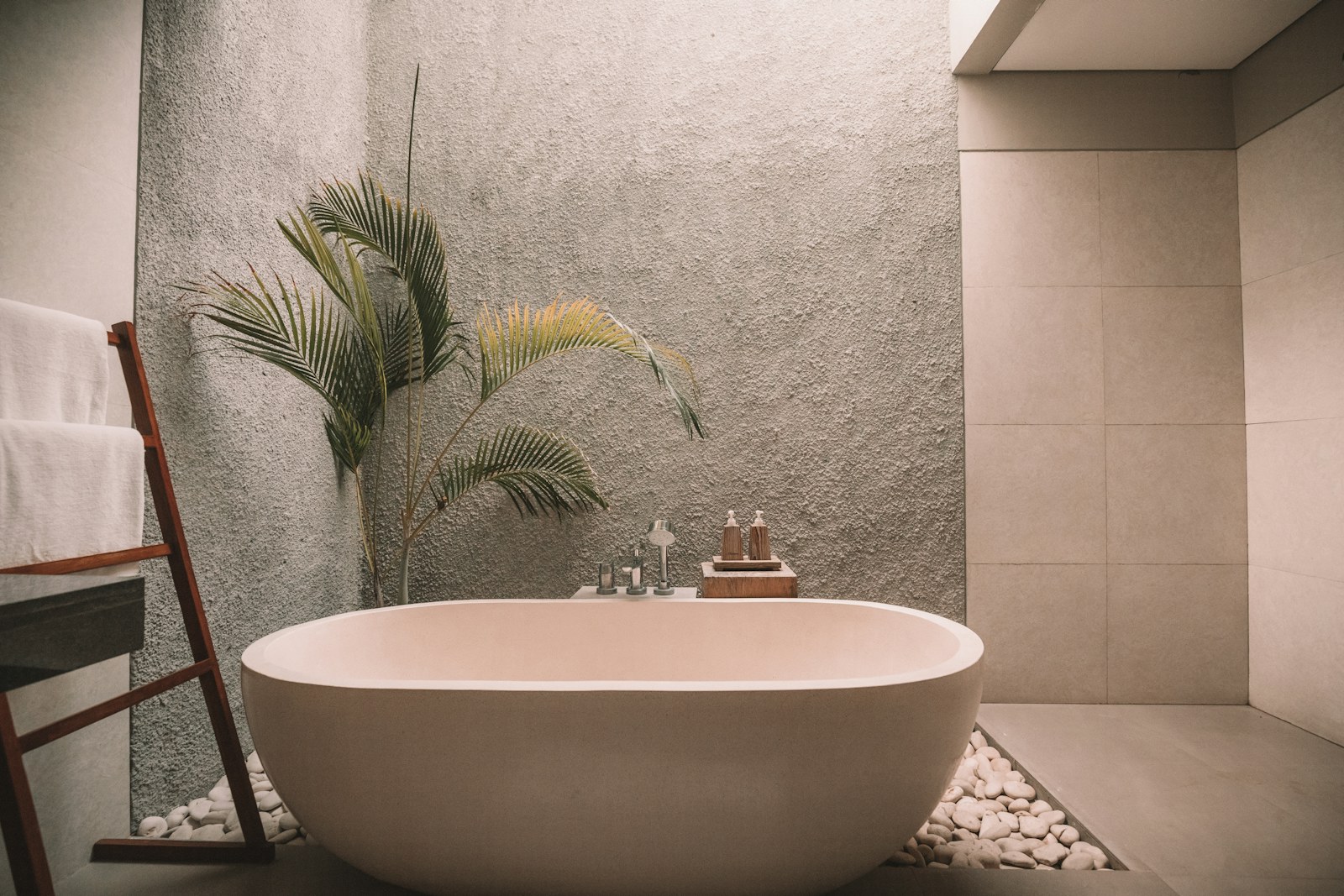 Baignoire îlot en pierre dans une salle de bain apaisante